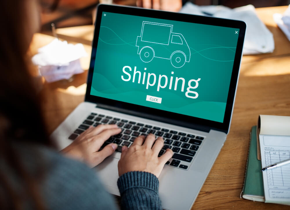 ノートパソコンに表示された「Shipping」の画面を操作する手元